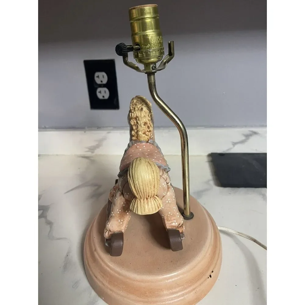 Beautiful vintage ceramic horse lamp that‎ stands 19